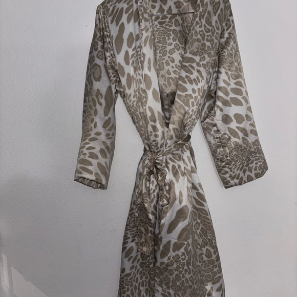 NATORI Luxe Leopard Robe Women Size Small Long Sleeve Pockets $180 - Picture 2 of 5